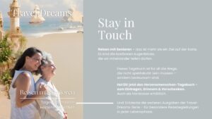 Stay in Touch – Reisen mit Senioren Zwei Frauen – eine jüngere und eine ältere – gehen lächelnd nebeneinander, die Jüngere hält sanft die Schulter der Älteren. Im Hintergrund eine märchenhafte Küstenlandschaft mit Palästen und Segelschiff. Rechts steht der Titel „Stay in Touch“ mit einem emotionalen Einladungstext zum Reisetagebuch.