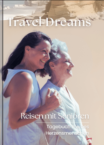Travel Dreams – Reisen mit Senioren (Cover) Zwei Frauen – eine jüngere und eine ältere – stehen dicht nebeneinander und blicken lächelnd in die Ferne. Die Ältere trägt weiß, die Jüngere hält sanft ihre Schulter. Im Hintergrund sind helle Felsen und ein weiter Himmel zu sehen. Der Titel lautet „Reisen mit Senioren – Tagebuch meines Herzensmenschen“.